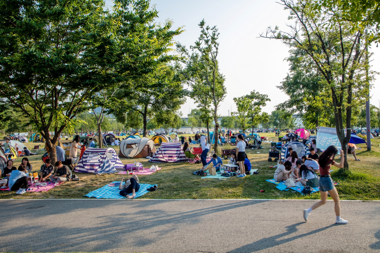 Picnickers relax in the park along the Han River in Seoul. (Korea Tourism Organization)