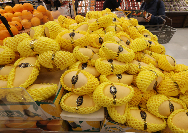 Mangoes are neatly stacked at a supermarket in Seoul. (Yonhap)