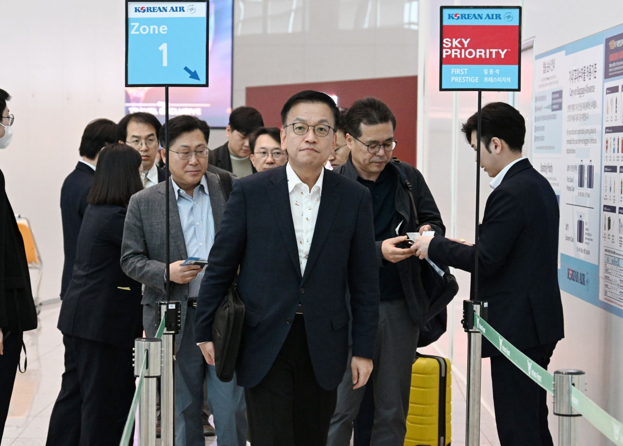 Finance Minister Choi Sang-mok preparing to board a plane at Incheon International Airport in Incheon, west of Seoul, Tuesday to take part in annual meetings of the International Monetary Fund and the World Bank in Washington this week. (Yonhap)