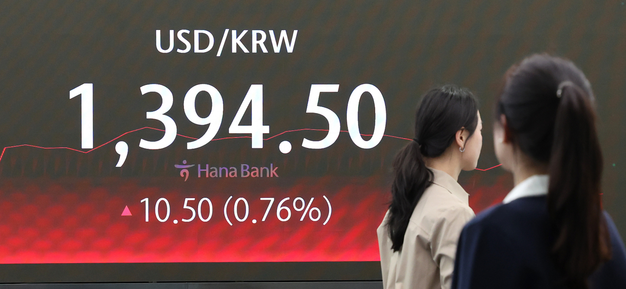 An electronic board shows the Korean won-US dollar exchange rate closing at 1,394.5 won at Hana Bank's trading room in central Seoul, Tuesday. (Yonhap)