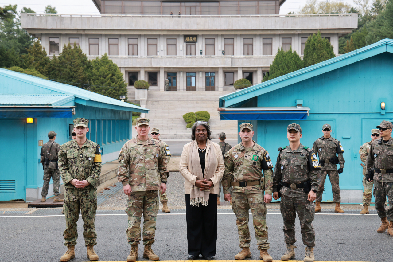 Linda Thomas-Greenfield, the United States ambassador to the United Nations, (center) poses for a photo with Commander of the United Nations Command Gen. Paul LaCamera (second from left) and a security battalion composed of South Korean and US guard forces in the Joint Security Area of the Demilitarized Zone on Tuesday. (Pool photo/ Korea Herald)