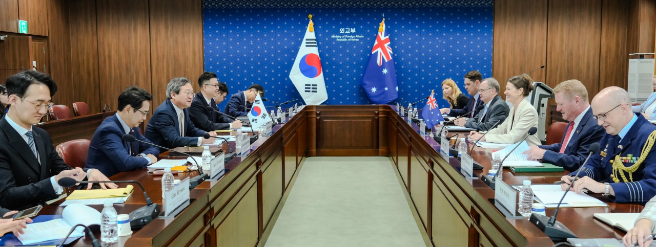 Deputy Foreign Minister Chung Byung-won (third from left) holds talks with his Australian counterpart, Elly Lawson (third from right), deputy secretary of the Strategic Planning and Coordination Group at the Australian Department of Foreign Affairs and Trade, in Seoul on Tuesday in this photo provided by the ministry. (Yonhap)