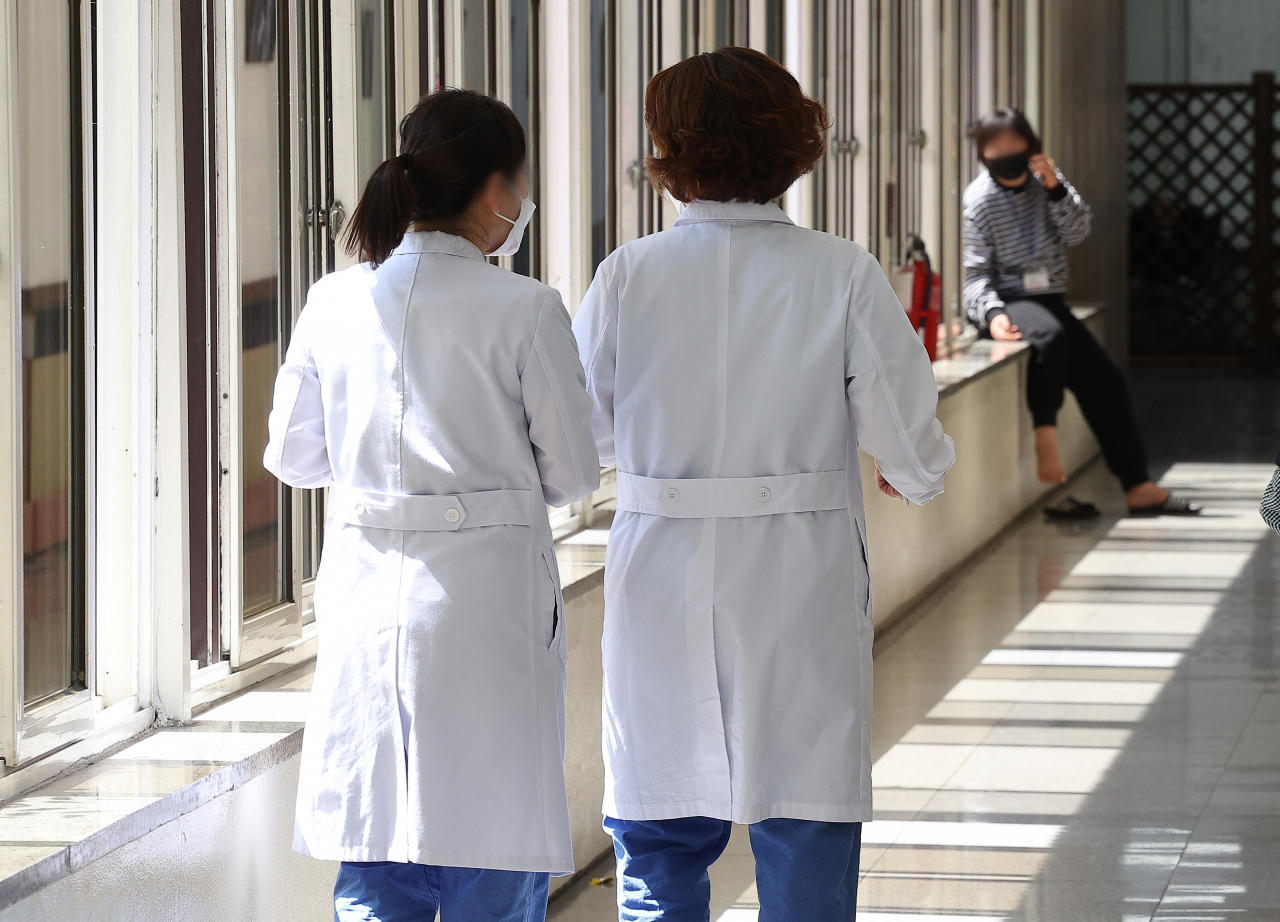 Medical staff move at a general hospital in the southeastern city of Daegu on Tuesday. (Yonhap)