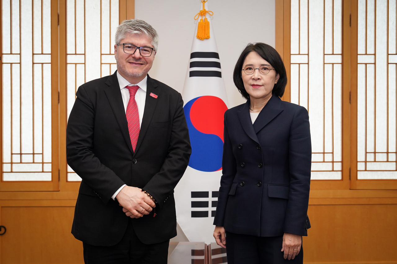 Second Vice Foreign Minister Kang In-sun (right), and Juan Carlos Salazar, secretary-general of the International Civil Aviation Organization, pose for a photo after their meeting at the foreign ministry in Seoul on Tuesday in this photo provided by the ministry. (Yonhap)