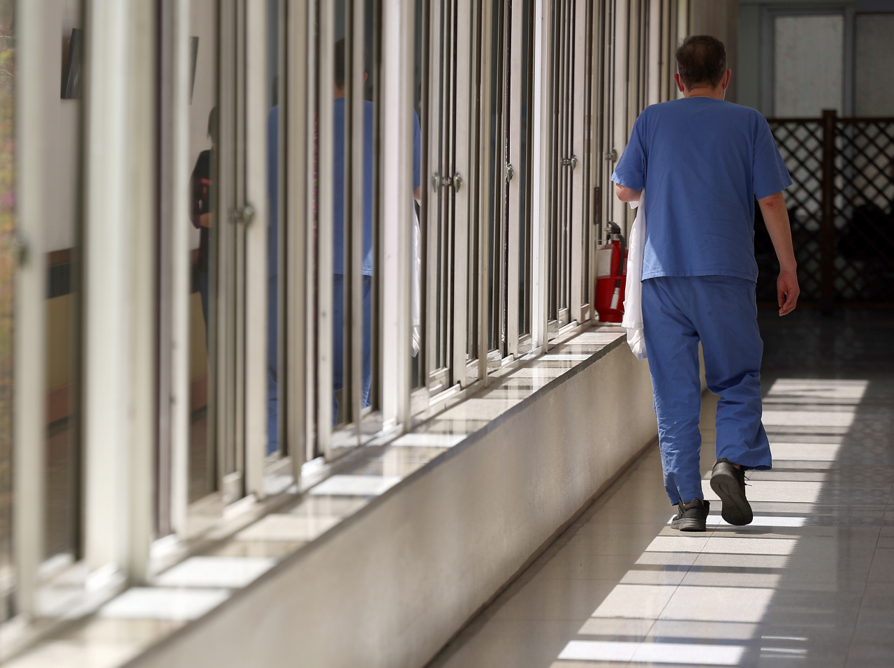 A medical personnel walks down the corridor at a hospital (Yonhap)