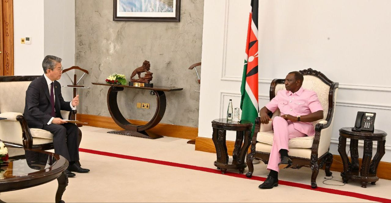 First Vice Foreign Minister Kim Hong-kyun (left) pays a courtesy call on Kenyan President William Ruto at his office in Kenya on Monday. (Ministry of Foreign Affairs)