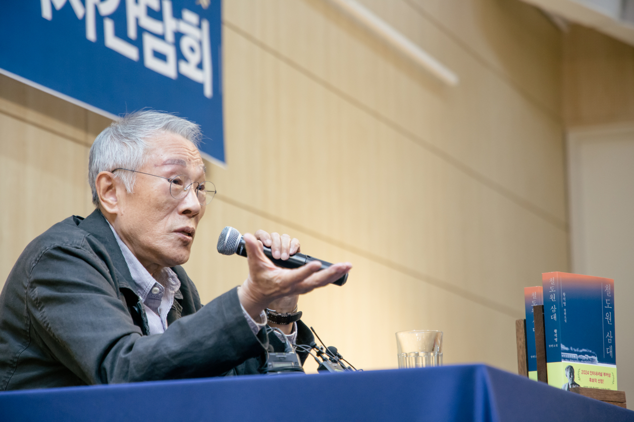 Hwang Sok-yong speaks during a press conference in Seoul, Wednesday. (Changbi Publishers)