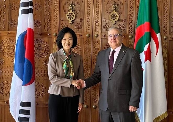 Kim Hyo-eun(left), ambassador and deputy foreign minister on climate change, shakes hands with Lounes Magramane, the secretary general of Algeria's Ministry of Foreign Affairs and National Community Abroad, during their meeting in Algeria on Tuesday. (Foreign ministry)