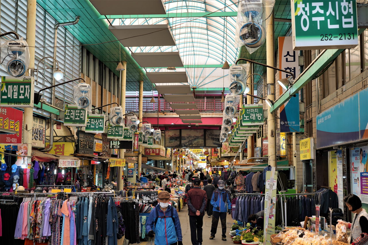 Rows of shops line both sides of Yukgeori Market's main route in Cheongju, North Chungcheong Province. (Lee Si-jin/The Korea Herald)