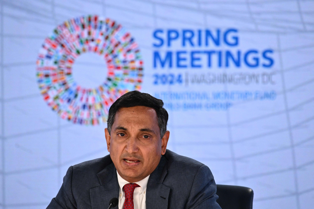 Krishna Srinivasan, director of the IMF's Asia and Pacific Department, holds a press briefing at IMF headquarters in Washington on Thursday. (AFP-Yonhap)