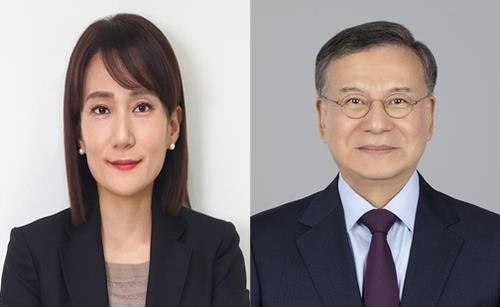 This photo shows Lee Soo-hyung (left), a professor at Seoul National University, and Kim Jong-hwa, a former BOK deputy governor, who are recommended as new monetary policy board members of the central bank. (Bank of Korea)