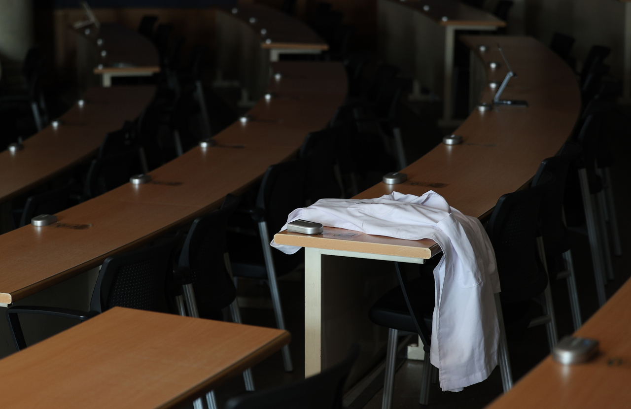 A white gown is laid in an empty classroom at Kyungpook National University (Yonhap)