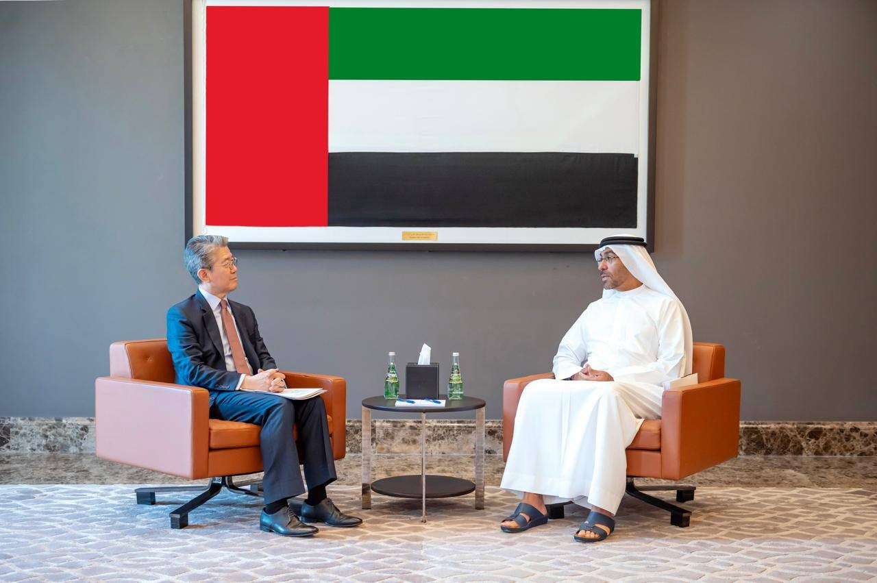 First Vice Foreign Minister Kim Hong-kyun (left) holds talks with UAE Minister of State, Ahmed Ali Al Sayegh, at his office on April 19. (Ministry of Foreign Affairs)
