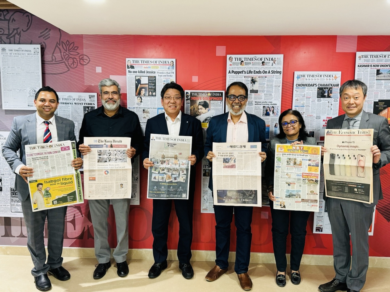Herald Media Group CEO Choi Jin-young (center left) and Times Group President Partha Sinha (center right) pose for a photograph following discussions on collaboration at the Times Group's Delhi office on April 9. (Korea Herald)