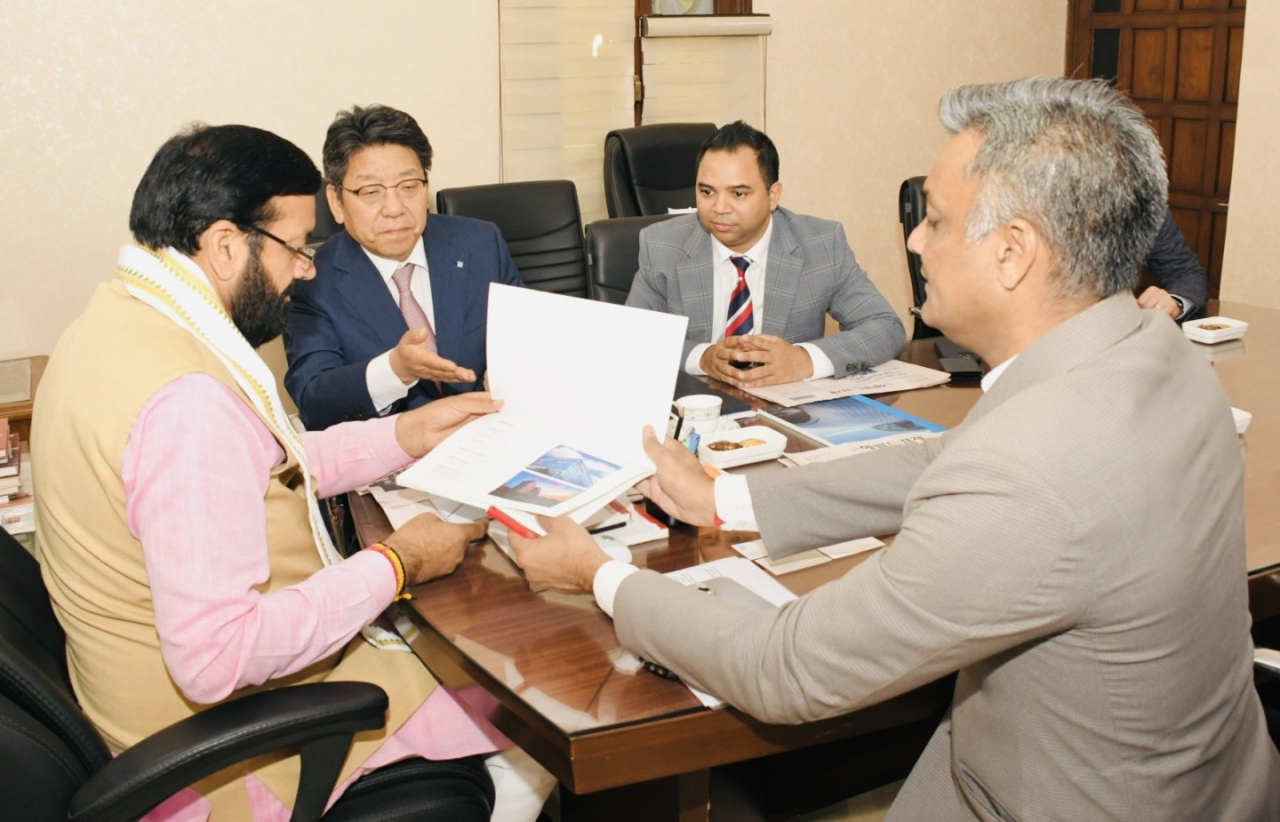 Haryana Chief Minister Nayab Singh Saini (first from left) and Herald Media Group CEO Choi Jin-young (second from left) engage in discussions about expanding Korean companies' investments in the Indian market, in Chandigarh, India, April 7. (Korea Herald)