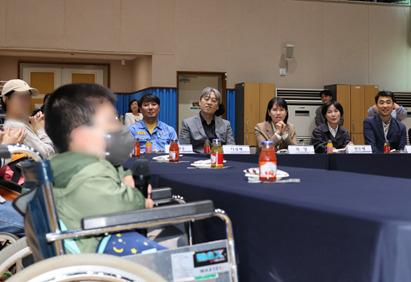 The Posco 1% Foundation delivers specialized devices to people with disabilities as part of its Wings of Hope project, at a welfare center in Pohang, North Gyeongsang Province, October 2023. (Posco Group)
