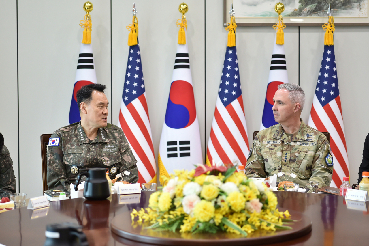 Kim Myung-soo, the chief of South Korea’s JCS, and Stephen Whiting, the chief of US Spacecom, meet at the JCS headquarters in Seoul on Monday. (Joint Chiefs of Staff)