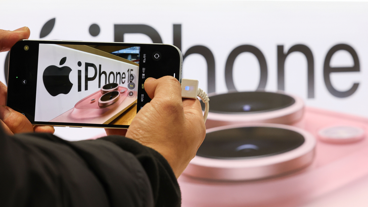 A person tests out an iPhone 15 at an Apple store in Seoul. (Newsis)