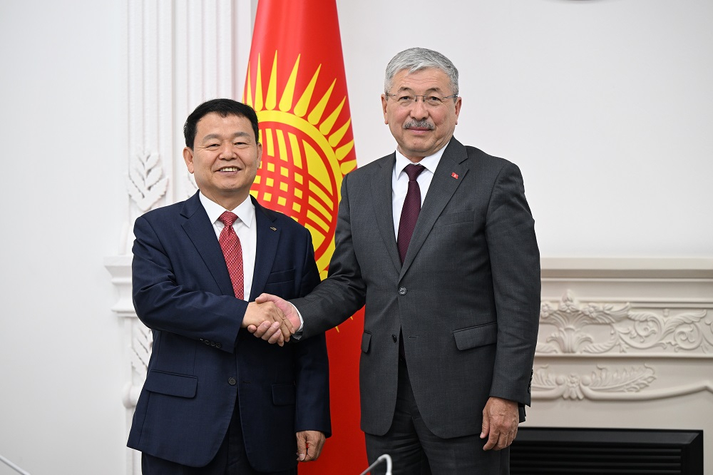 Korea Water Resources Corp. CEO Yun Seog-dae (left) and Kasymaliev Adylbek Aleshovich, the first deputy chairman of the Cabinet of Ministers of Kyrgyzstan, pose for a photo during their meeting in Bishkek, Kyrgyzstan, Tuesday. (K-water)