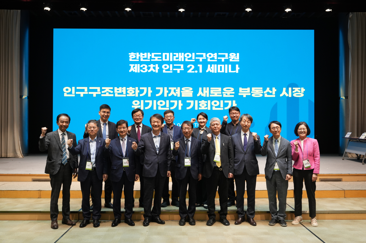 Hanmi Global Chairman Kim Jong-hoon (third from left), Korean Peninsula Population Institute for Future Chairman Chung Un-chan (fourth from left), Tokyo City University Professor Uto Masaaki (fifth from left) and other participants pose for a photo at a seminar organized by Hanmi Global at Posco Center in southern Seoul, Tuesday. (Hanmi Global)