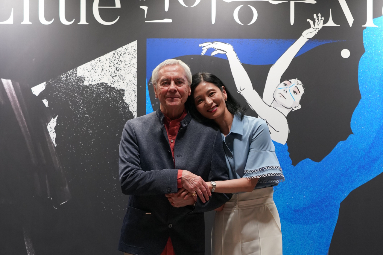 John Neumeier (left) and Kang Sue-jin pose for photos after a press conference at the Seoul Arts Center in Seoul, Tuesday. (Korean National Ballet)