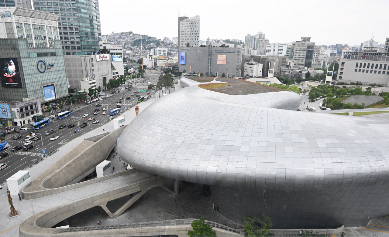 An aerial view of the Dongdaemun Design Plaza in Jung-gu, central Seoul (Im Se-jun/The Korea Herald)
