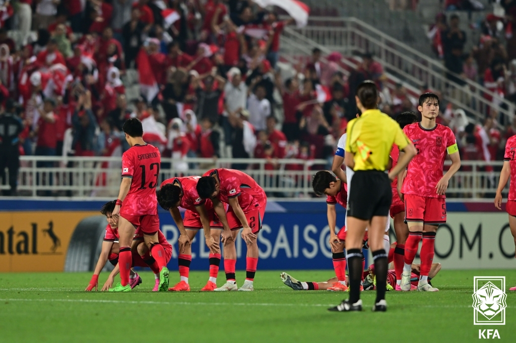South Korean players react to their 11-10 penalty shootout loss to Indonesia in the quarterfinals at the Asian Football Confederation U-23 Asian Cup at Abdullah bin Khalifa Stadium in Doha on Thursday. (Korea Football Association)
