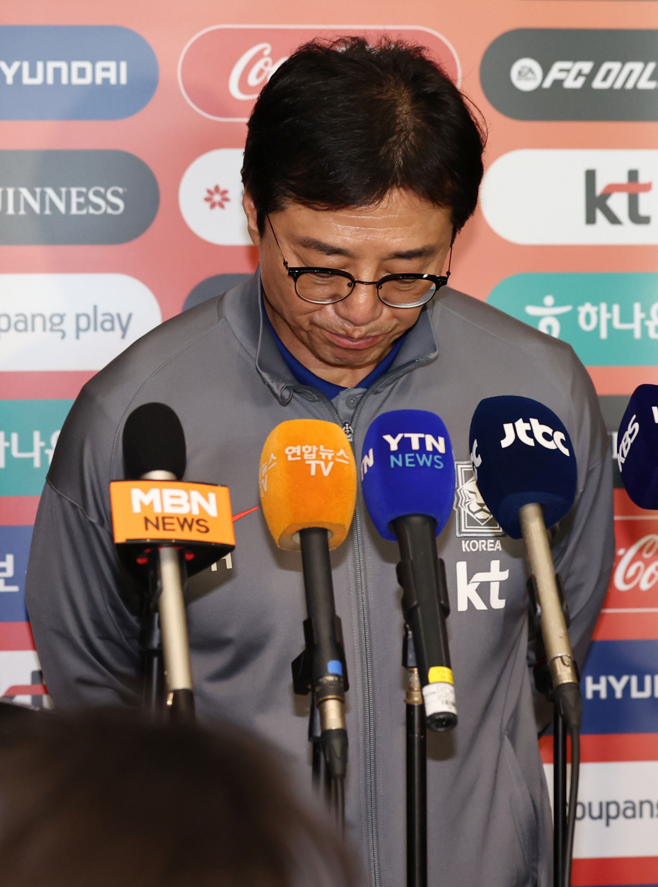 Hwang Sun-hong, the head coach of the South Korean Olympic men's soccer team, addresses the media at a press conference at Incheon Airport, Saturday. (Yonhap)