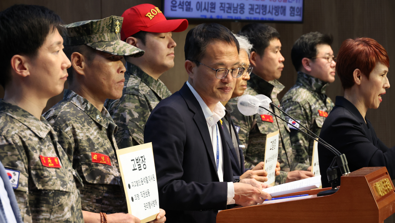 Democratic Party of Korea Rep. Park Ju-min is joined by members of civic groups and marine veterans at a press conference calling for an in-depth investigation into the death of a young marine in July last year, held at the National Assembly on Friday. (Yonhap)