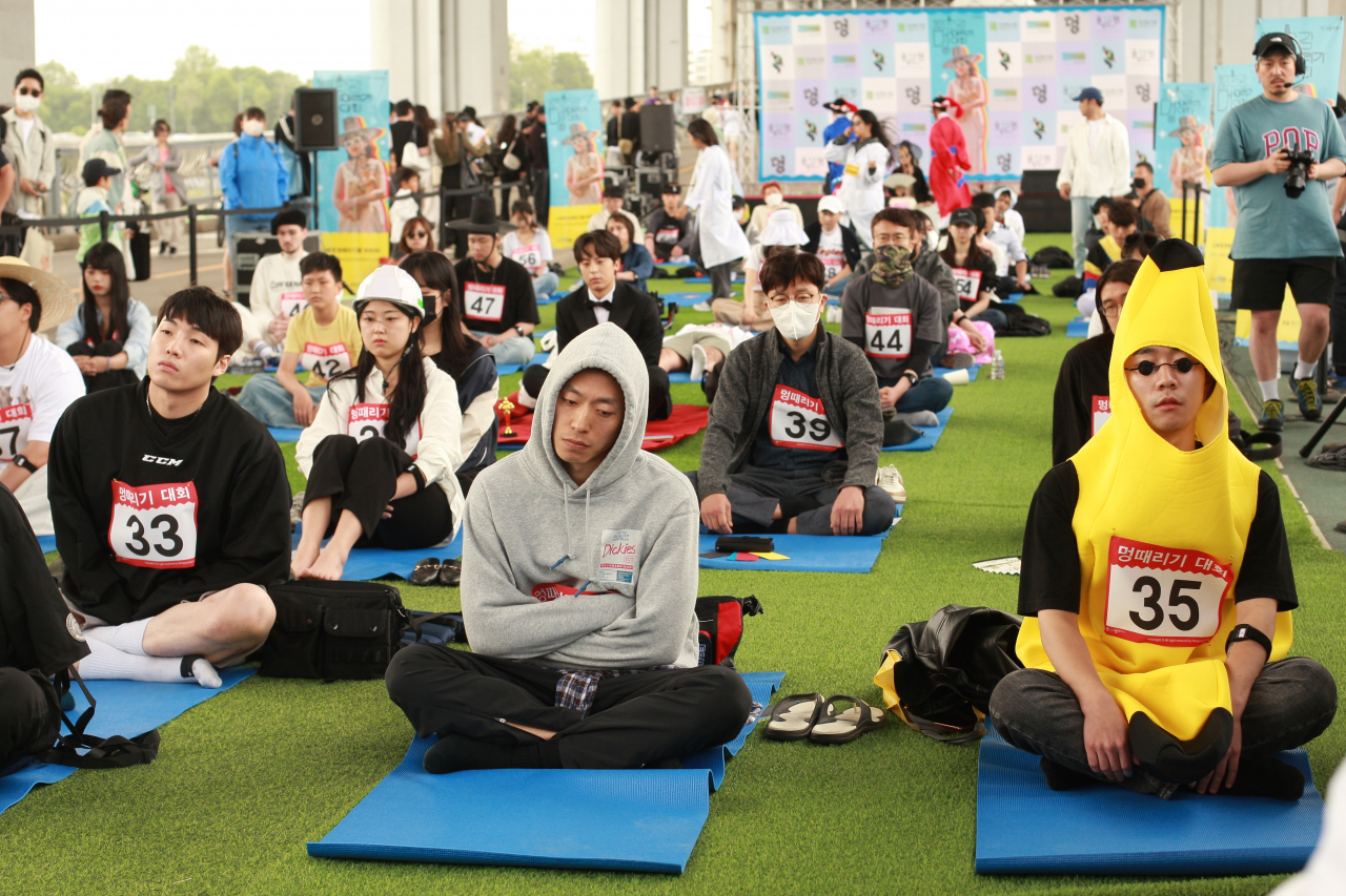 Participants take part in a space-out competition at the Han River on May 21, 2023. (Seoul Metropolitan Government)