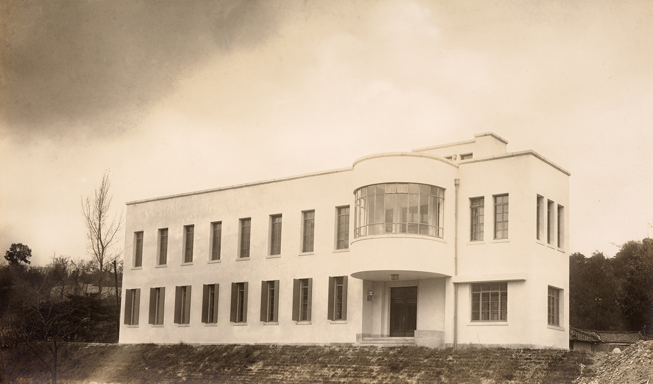 A photograph shows Kansong Art Museum, or Bohwagak, built in 1938. (Courtesy of the museum)