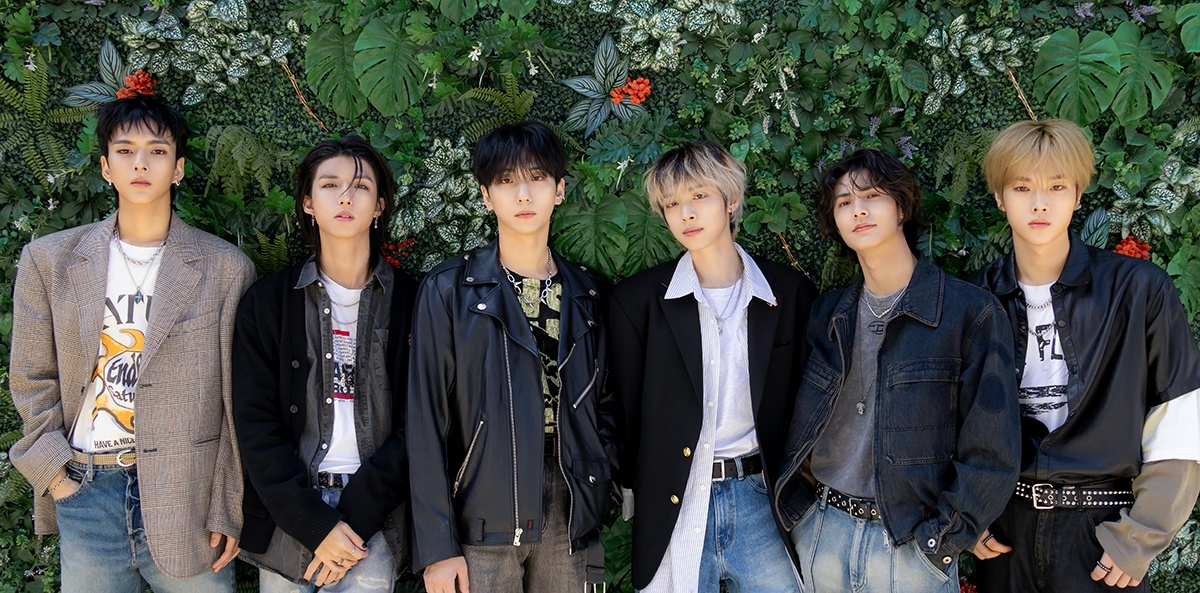 From left: Xdinary Heroes members O.de, Jun-han, Gun-il, Gaon, Joo-yeon, and Jung-su (JYP Entertainment)