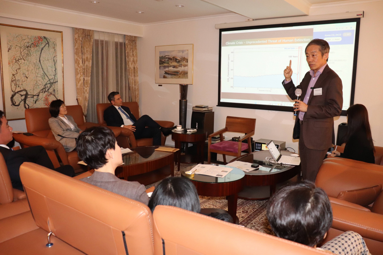 Former UN Undersecretary-General Kim Won-soo delivers a lecture on “Korea and the Changing World Issues” at Korea CQ Forum at the residence of Singapore Ambassador in Seongbuk-gu, Seoul, on Tuesday. (CICI)