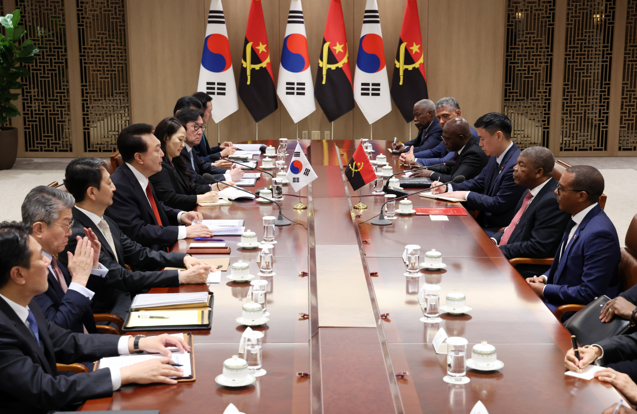 South Korean President Yoon Suk Yeol (fourth from left) holds talks with his Angolan counterpart Joao Lourenco (second from right) at the presidential office in Seoul on Tuesday. (Pool photo by Yonhap)