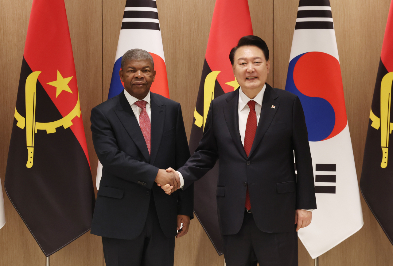 South Korean President Yoon Suk Yeol (right) shakes hands with his Angolan counterpart Joao Lourenco (second from right) at the presidential office in Seoul on Tuesday. (Pool photo by Yonhap)