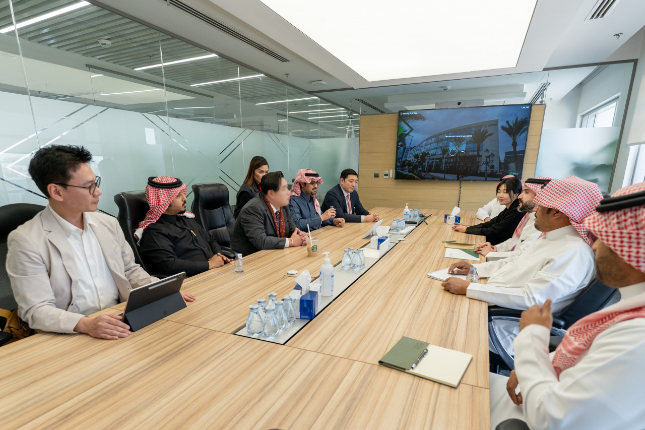 Officials from Come In Wash, Saudi Arabia’s Kingdom Group and NmoHub, a Saudi startup accelerator, meet in March to finalize their partnership. (Come In Wash)