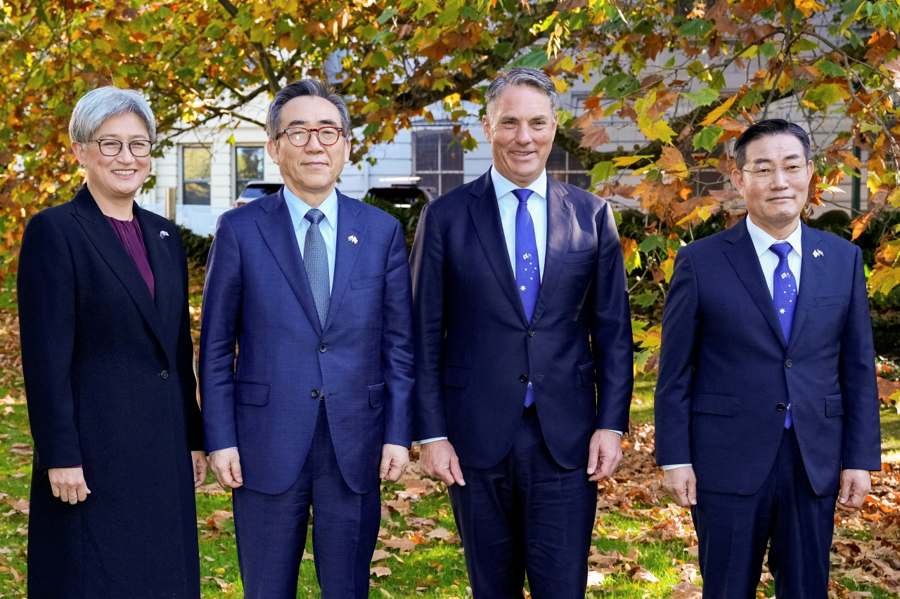 Australia's Foreign Minister Penny Wong(left), South Korea's Minister of Foreign Affairs Cho Tae-yul(second from left), Australia's Deputy Prime Minister and Defence Minister Richard Marles(third from left), and South Korea's National Defense Minister Shin Won-sik pose for a photo opportunity during an Australia and South Korea Foreign and Defence Ministers' meeting in Melbourne, Australia on Wednesday. (Reuters-Yonhap)
