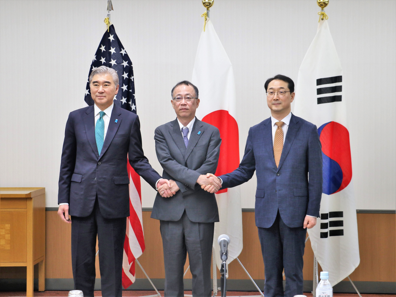 Kim Gunn (right) poses for a photo with Takahiro Funakoshi of Japan (center) and Sung Kim of the US at a trilateral meeting on issues related to North Korea held in Karuizawa, Nagano prefecture, Japan on July 20, 2023. (Ministry of Foreign Affairs via Newsis)