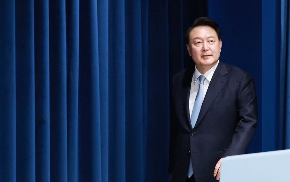President Yoon Suk Yeol enters the briefing room at the presidential office in Seoul on April 22, 2024. (Yonhap)