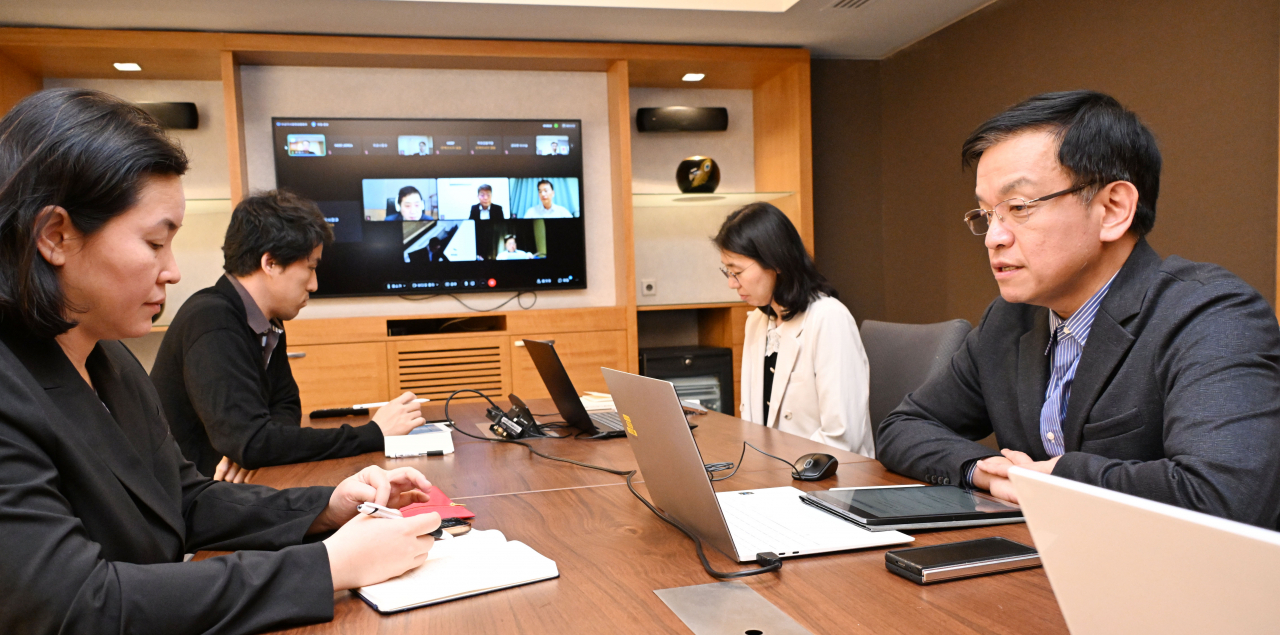 Finance Minister Choi Sang-mok (Right) speaks during an emergency macroeconomic meeting held via teleconferencing on Thursday. (The finance ministry)
