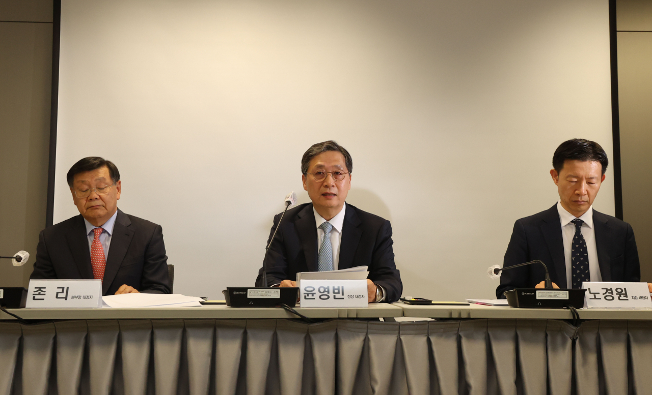 From left: John Lee, nominee for deputy administration of mission directorates of the Korea AeroSpace Administration, Yoon Young-bin, nominee for the KASA administrator and Rho Kyung-won, nominee for KASA deputy administrator meet with reporters in Seoul on Thursday. (Yonhap)