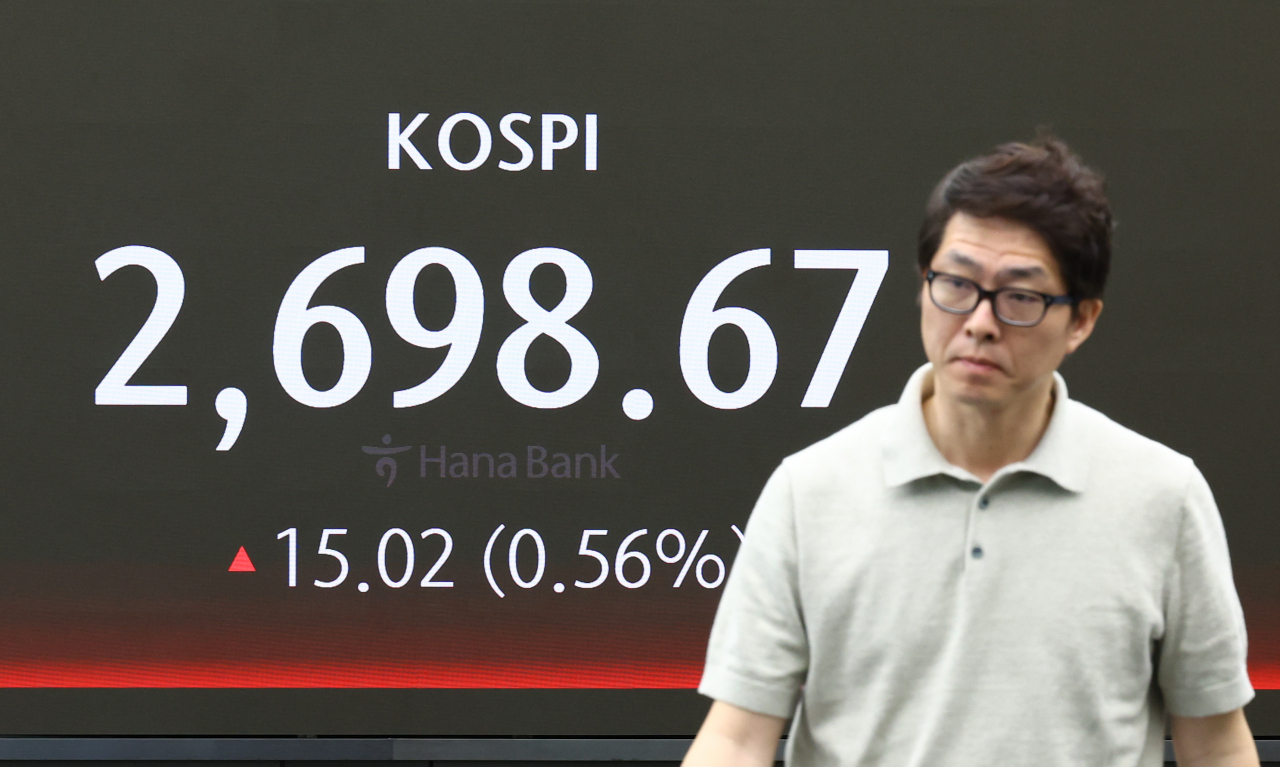 An electronic board showing the Korea Composite Stock Price Index at a dealing room of the Hana Bank headquarters in Seoul on Friday. (Newsis)