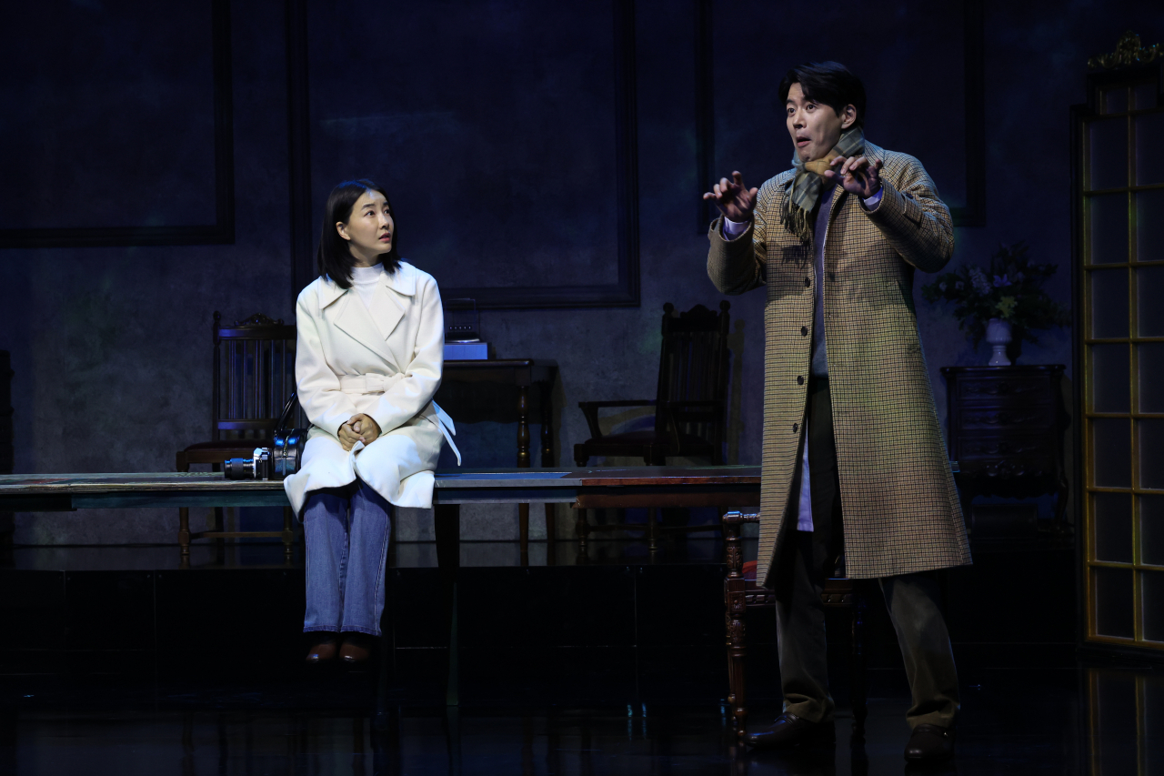 Jin Seo-yeon (left) and Lee Sang-yoon perform in the play 