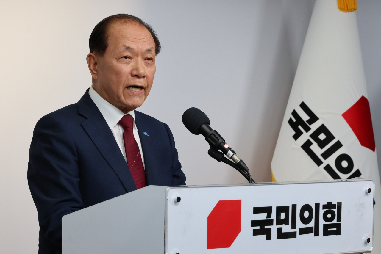 People Power Party's new interim leader Hwang Woo-yea speaks in a press conference held at the party's headquarters in western Seoul on Friday. (Yonhap)