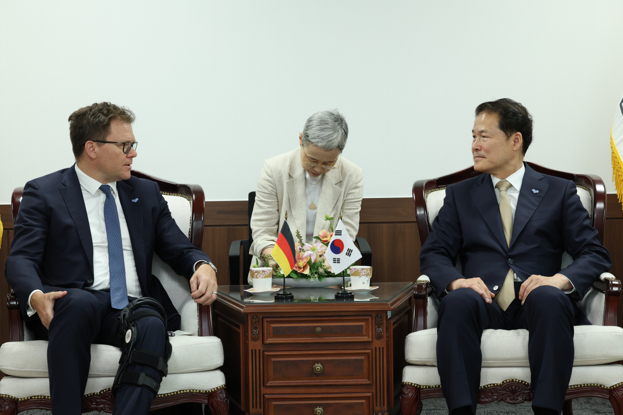 South Korean Unification Minister Kim Yung-ho (right) meets with Commissioner for Eastern Germany Carsten Schneider (left) at the Seoul Government Complex on Friday. (Unification Ministry)