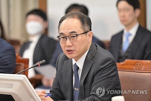 Prosecutor General Lee One-seok speaks at the Supreme Prosecutors' Office in southern Seoul on March 28. (Yonhap)