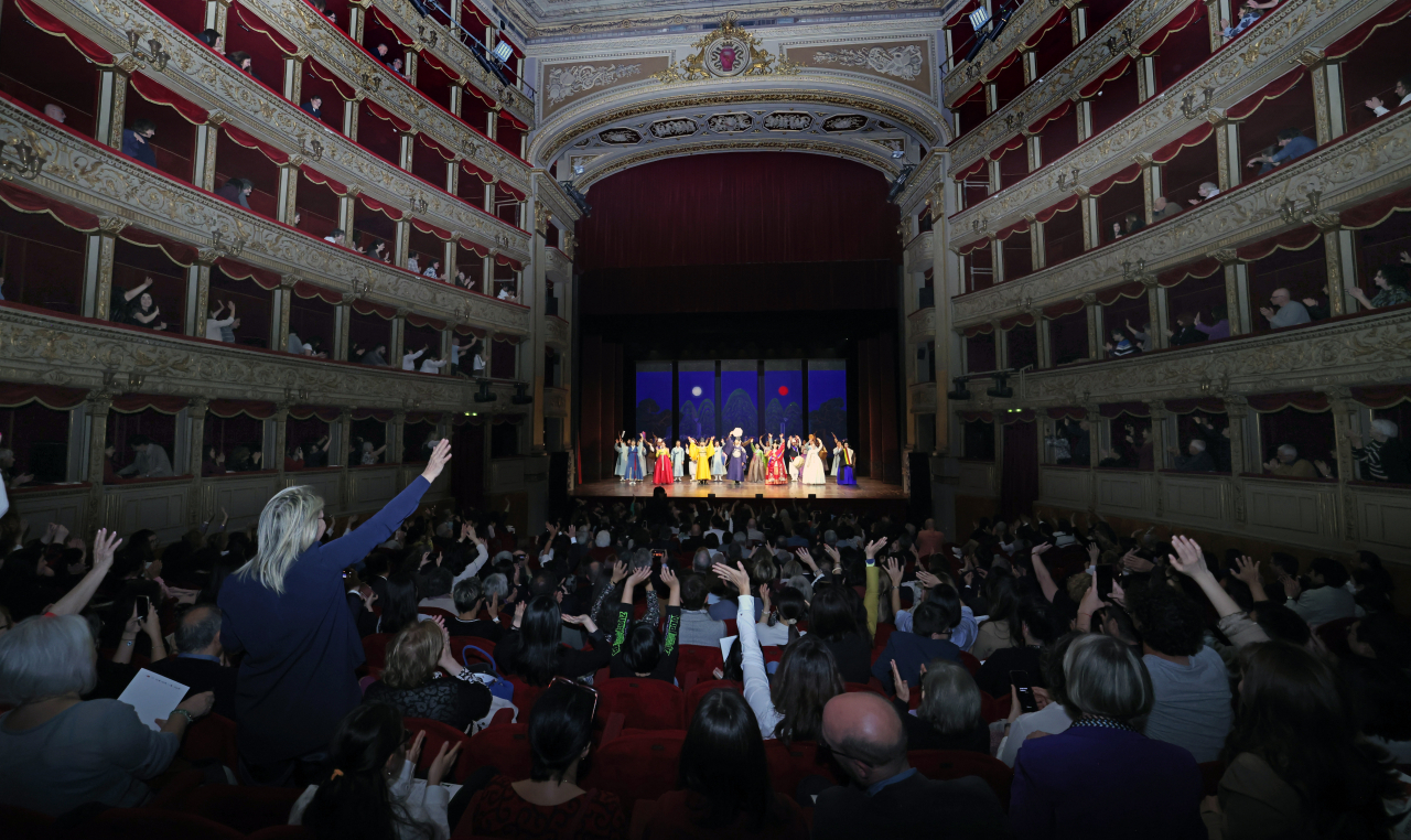 The audience applauds at Teatro Argentina after the National Gugak Center’s Dance Theater and Folk Music Group delivers a performance on May 4. (Ministry of Culture, Sports and Tourism)