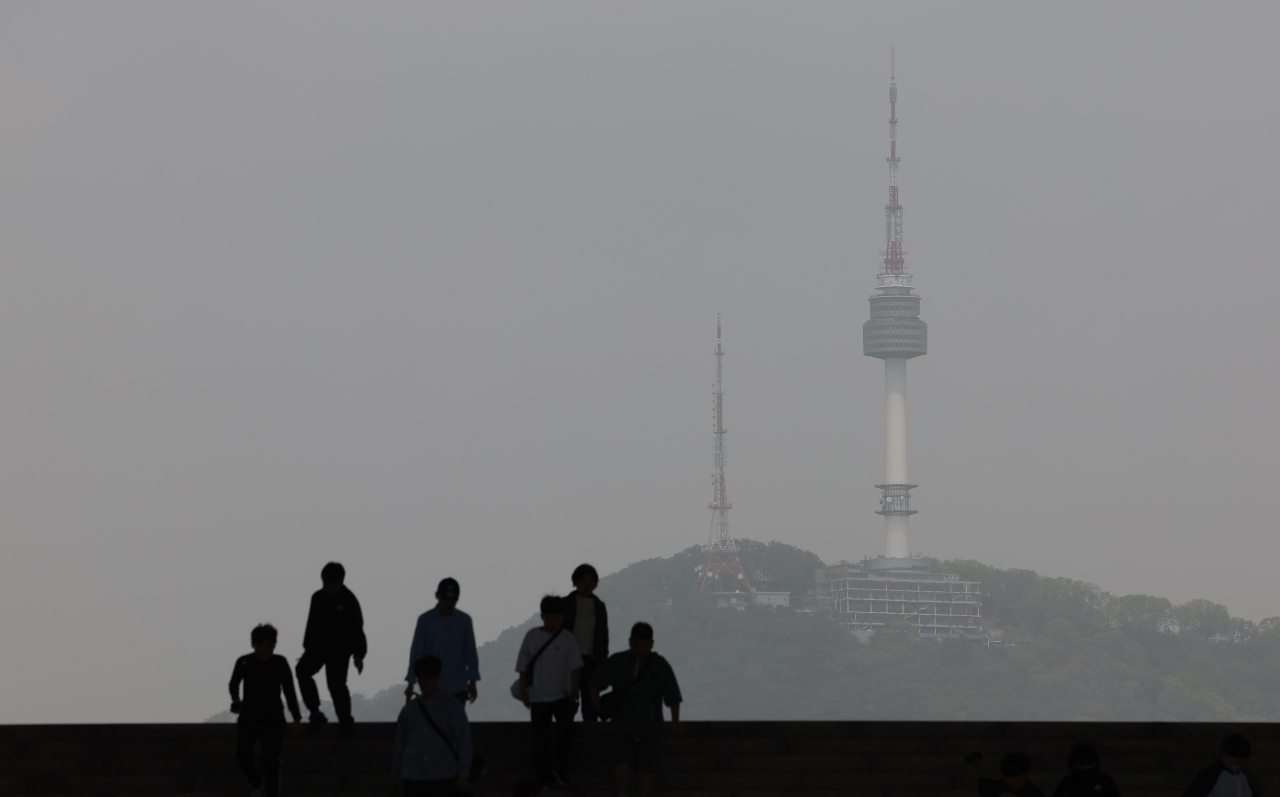 People view Namsan on a hazy day in Seoul, April 16. (Yonhap)