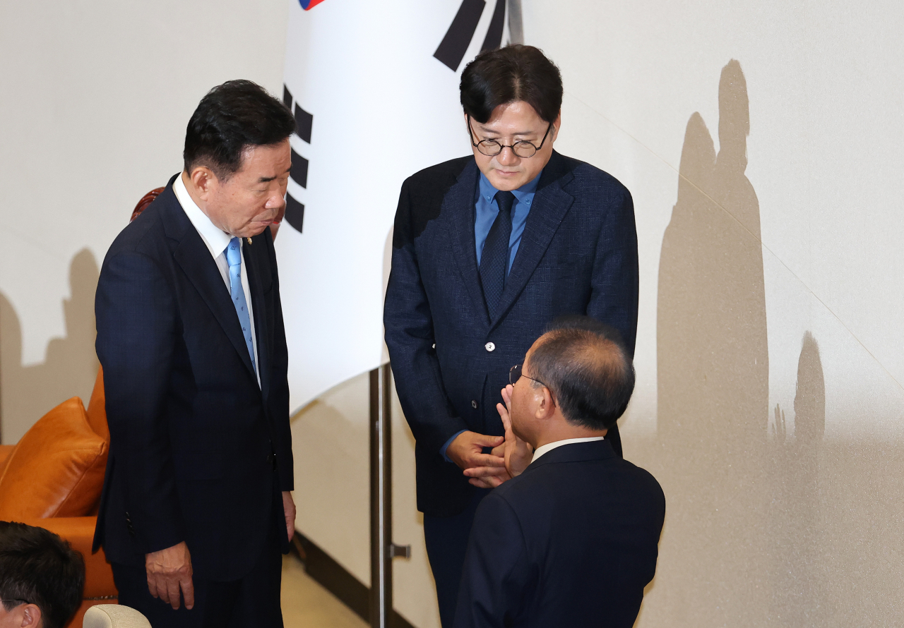 Speaker Kim Jin-pyo (left) speaks with floor leaders of the two major parties -- the Democratic Party of Korea and the People Power Party -- during an Assembly session on Thursday. (Yonhap)