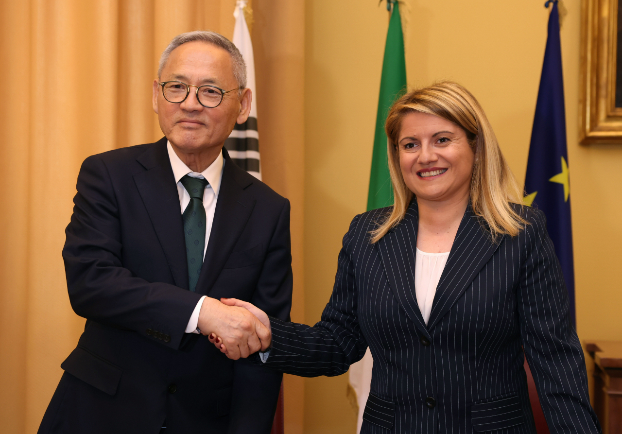 Culture Minister Yu In-chon (left) and Italy’s Undersecretary of State to the Ministry of Foreign Affairs Maria Tripodi shake hands after signing the Memorandum on the Year of Cultural Exchange between South Korea and Italy at the Italian Ministry of Foreign Affairs in Rome, Italy, Friday. (Ministry of Culture, Sports and Tourism)